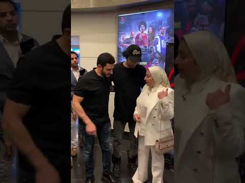 شاهد علي ربيع و هو بيتصور مع بوستر فيلمه الجديد الزومبي