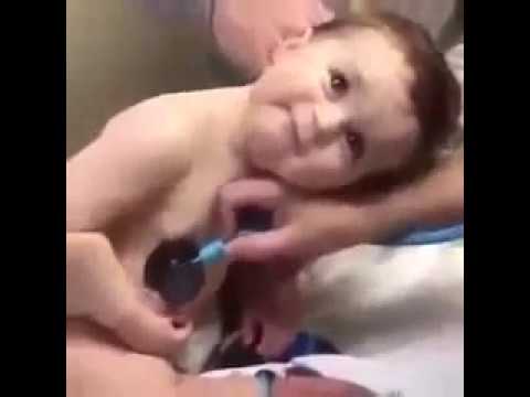 ناصيف زيتون مش عم تظبط معي وعن لذاذة هالطفل كأنو وقع بحبها من أول نظرة