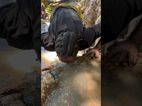 Wow Eine Hadza Frau Genießt Einen Moment In Der Wildnis Afrika Shorts