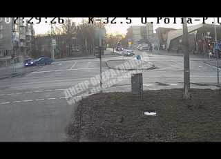  В Днепре Chevrolet на полном ходу влетел в ВАЗ момент аварии