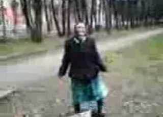 Бабулька Рулит 3gp