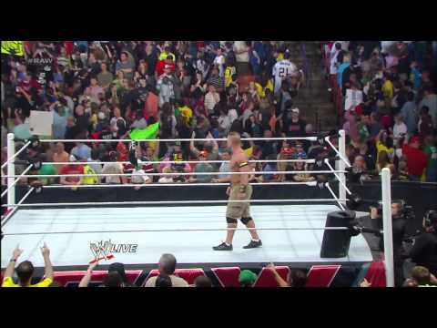 رايباك يقف متفرج ا بينما يهاجم فريق الدرع جون سينا راو 15 أبريل 2013 رايباك يقف متفرج ا بينما يهاجم فريق الدرع جون سينا راو 15 أبريل 2013