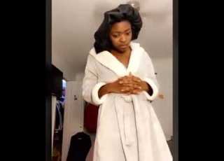 اسمع كلامك اصدقك اشوف امورك استعجب واستغرب واضايق كمان