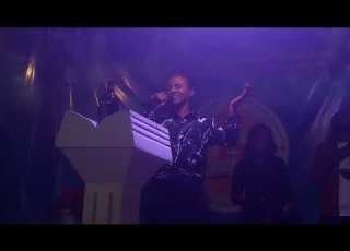 Ulfina Fannoo Tv Yeroo Waaqeffannaa Farf Wilsanii Fi Obboloota Waliin Itti Eebbifamaa