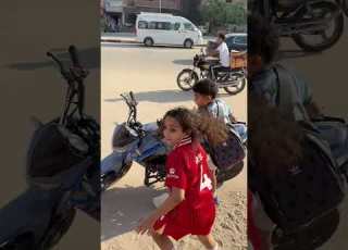 ياسين راجع من المدرسه تعبان لاكن التلفون بيرن و يقولو عندنا ماتش مهم ضد باريس بطل العالم