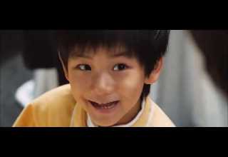 영화 하모니 명장면 크리스마스에 성가를 부르며 축복을 비는 장면