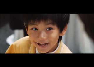 영화 하모니 명장면 크리스마스에 성가를 부르며 축복을 비는 장면