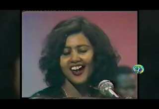 Khadiija Qalanjo Heesta Caashaqu Ma Gunbaa Inta Geesi Nool