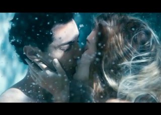 水中で秘密のキスを交わす2人は敵対する民族 現代版ロミジュリ 映画 クレッシェンド 音楽の架け橋 本編映像