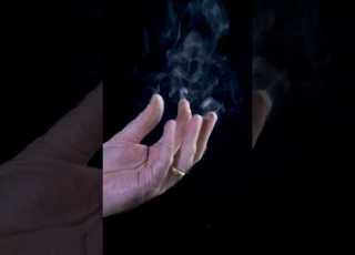 Rauch Aus Den Fingerspitzen