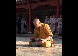 MONGE SHALIN FAZENDO MOVIMENTOS DE HOGA EXTRAORDINARIO