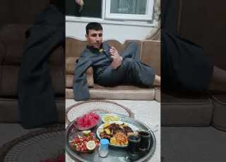 يعتمد على نفسه يأكل برجليه فاقد اليدين Shorts تركيا سبحان الله No Hands