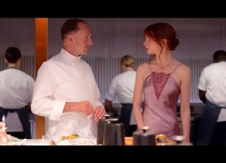 طباخ مجنون بيجمع الأثرياء على جزيره وبيجبرهم ياكلوا من المنيو الى هو عامله فقط ملخص فيلم The Menu