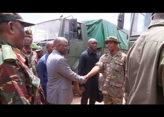 RAIS DKT MAGUFULI AKAGUA MAGARI YA JESHI YATAKAYOTUMIKA KUSAFIRISHA KOROSHO
