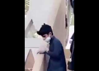  شوفو هذا الولد متربي كيف فسح الطريق للنساء في المصعد
