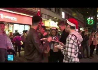 المواجهات بين الشرطة والمحتجين تخيم على عيد الميلاد في هونغ كونغ