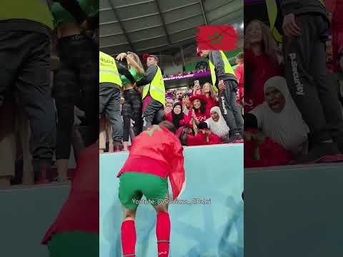 عبد الصمد الزلزولي بعد نهاية مباراة المغرب اسبانيا يتوجه للمدرجات ويقبل رأس أمه ورأس أم حكيمي