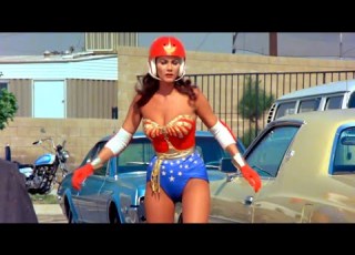  Wonder Woman Lynda Carter Skateboard Car Chase 1080P BD