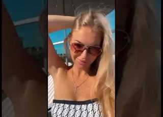 Belle Fille Sur La Plage À La Recherche D Un Mari