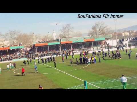 هتاف أنصار بوفاريك لجماهير سكيكدة بروح رياضية عالية بعد الاعتداء عليهم من طرف الشرطة