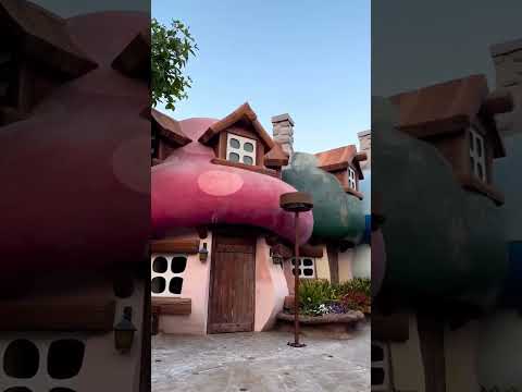 قرية السنافر في دبي روعة