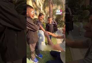 الأسير محمود العارضة أحد أسرى نفق الحرية يلتقي للمرة الأولى بأطفال منذ 32 عام ا