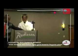  FEYISA LILESA GIVES HIS SILVER TO OROMOS OF MN DAWITE DOES HIS BEST SPEECH