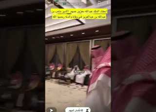 الأمير متعب بن عبدالله يرفض تقبيل اليد تقبيل اليد دخيله على مجتمعنا الملك عبدالله