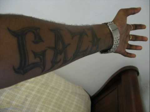 Tommy Lee Holding Out The Pressure