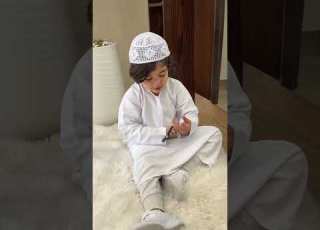  ادم السيد يجهز نفسه للذهاب إلى الجامع مع ابوه