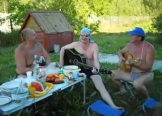 Бабы моются в бане