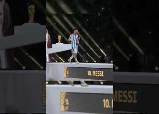  شاهد كيف ميسي يقبل كأس العالم