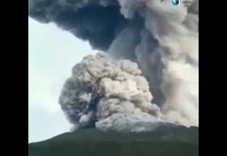 لحظة انفجار بركان بالسالفادور طارت الصخور الضخمة وسقطت على البهائم التي كانت ترعى في سفح الجبل