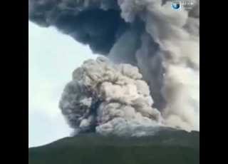 لحظة انفجار بركان بالسالفادور طارت الصخور الضخمة وسقطت على البهائم التي كانت ترعى في سفح الجبل