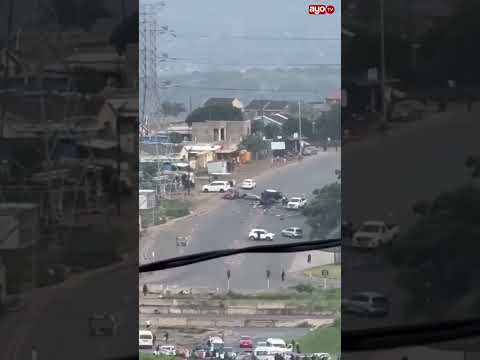 WAHALIFU WAVAMIA NA KUIBA PESA KWENYE GARI MAALUM LA KUBEBA FEDHA DURBAN