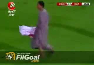 الراجل ابو جلابية اللي نزل الملعب في ماتش الزمالك