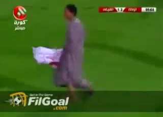 الراجل ابو جلابية اللي نزل الملعب في ماتش الزمالك