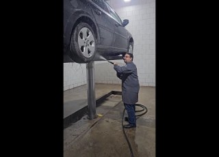 اما تشتغل في مغسله عربيات