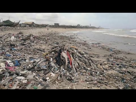 شاهد ملابس الماركات العالمية البالية تغدو نعمة للفقراء يحولها مصمم أزياء في غانا إلى صيحة للموضة