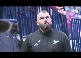  هودجسون لاعب فريق جنوب فلوريدا ي قصى من بطولة الرابطة الوطنية لرياضة الجامعات NCAA في عودة اب