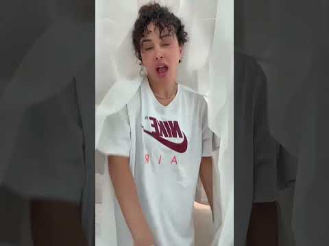 كندا حنا تظهر فخادها