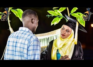  شاهد ماذا قال لزوجته الخريجه أمام الجميع المذيع الواثق شركة الوسام للتخاريج المتميزه