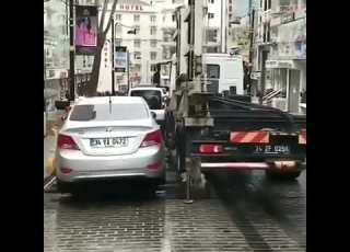 شاهد خلال دقيقة يتم نقل سيارة متوقفة في مكان ممنوع و دون أي أضرار