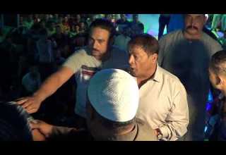 لحظه استقبال الاعلامى محمد الدو للنجم عبد الباسط حموده