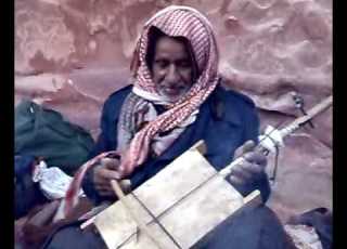  الشايب يغازل اجنبيه على انغام الربابه