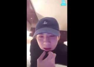 سيهون اكيد ضرب عقلة هههه بس صوته رجولي
