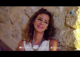 با ترى بتضحك علي نفسها و لا على