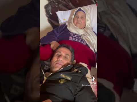 احمد شيبه وهو يجلس علي رجل امه