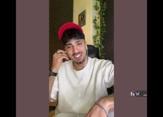 الان يحكي مع نور الهدى تحكي عن قصتها لما كانت مراهقه وجاب العيد وحديث عن باب الحارة