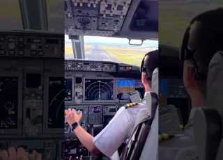 Boeing 737 Max Landing Cockpit View Shorts